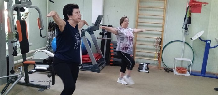 Получатели социальных услуг старшего поколения Балашовского района регулярно посещают занятия лечебной физкультурой