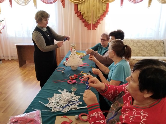 Елочные украшения создают в центре соцобслуживания Перелюбского района