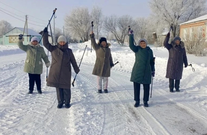 Участники клуба «Здоровый образ жизни» из Ершова слушают лекции и занимаются физкультурой