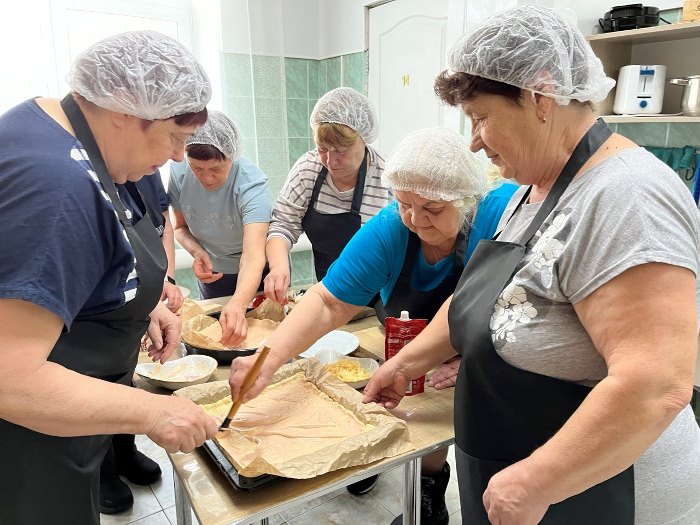 Международный день пиццы: активисты центра соцобслуживания Лысогорского района готовили Пепперони